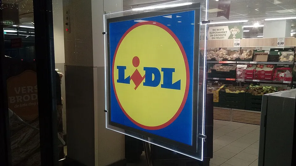 Context photograph: Illuminated Lidl sign, Ommoord, Rotterdam (2021) 03; signage context, not an identified product or supplier on this page.