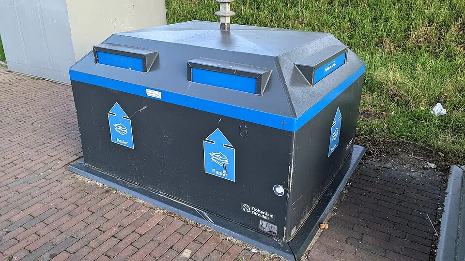Context photograph: Meerum Terwogtlaan paper recycling containers, Terbregge, Rotterdam (2022) 03; paper context, not an identified product or supplier on this page.