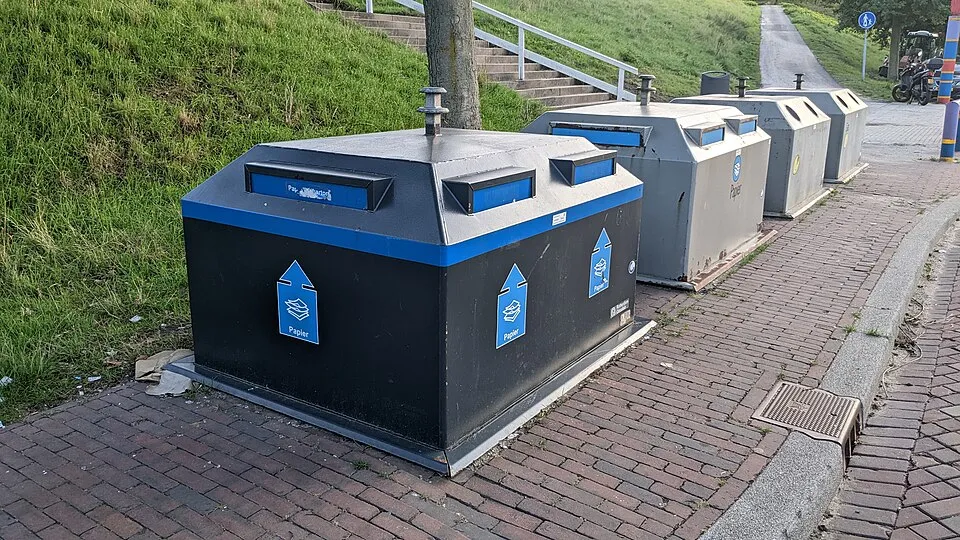 Context photograph: Meerum Terwogtlaan paper recycling containers, Terbregge, Rotterdam (2022) 04; paper context, not an identified product or supplier on this page.