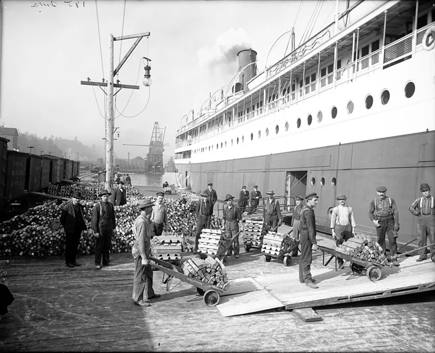 Context photograph: Loading copper, Houghton, Michigan, c1905; operations context, not an identified product or supplier on this page.