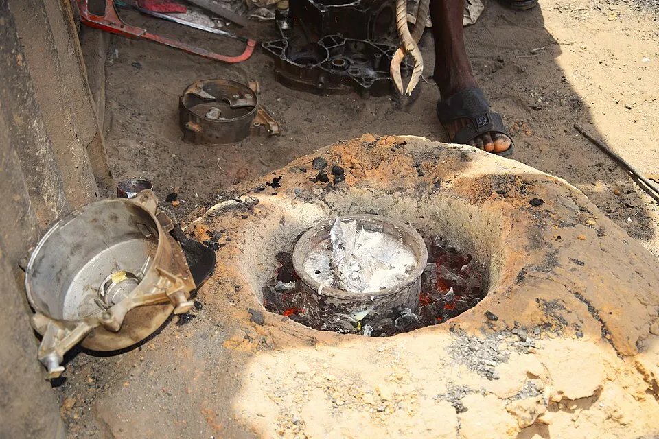 Context photograph: Production of aluminium pot (melting of aluminium) 7; metal context, not an identified product or supplier on this page.