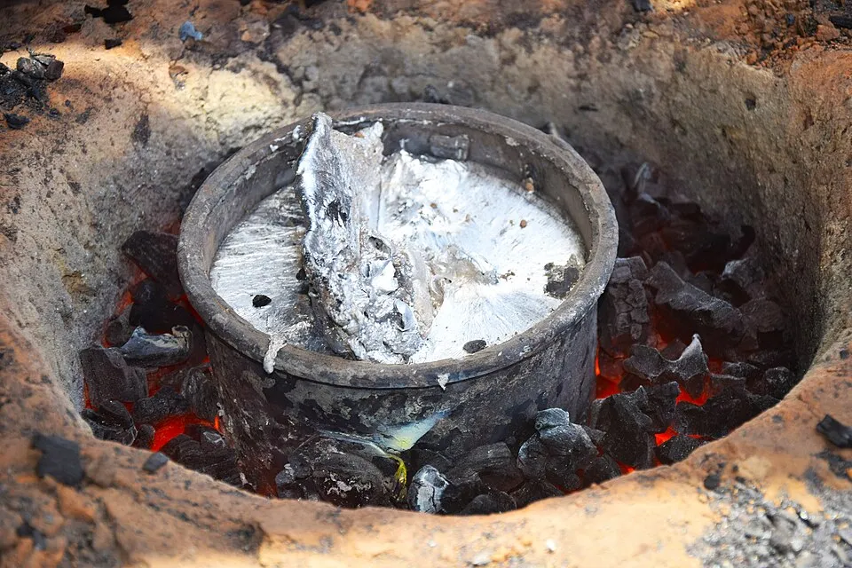 Context photograph: Production of aluminium pot (melting of aluminium) 9; metal context, not an identified product or supplier on this page.