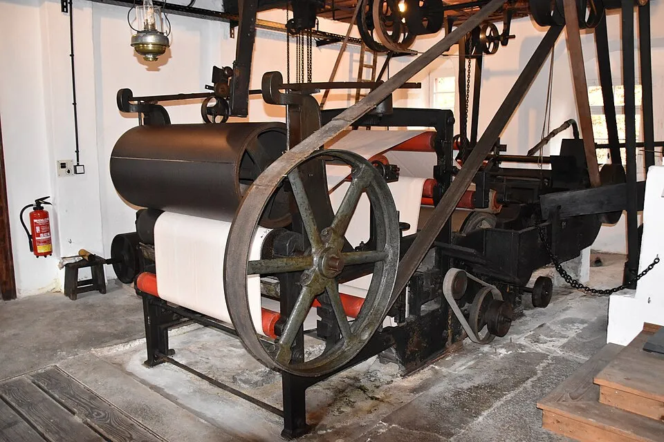 Context photograph: Cardboard machine in the Niederzwönitz Paper Mill; paper context, not an identified product or supplier on this page.