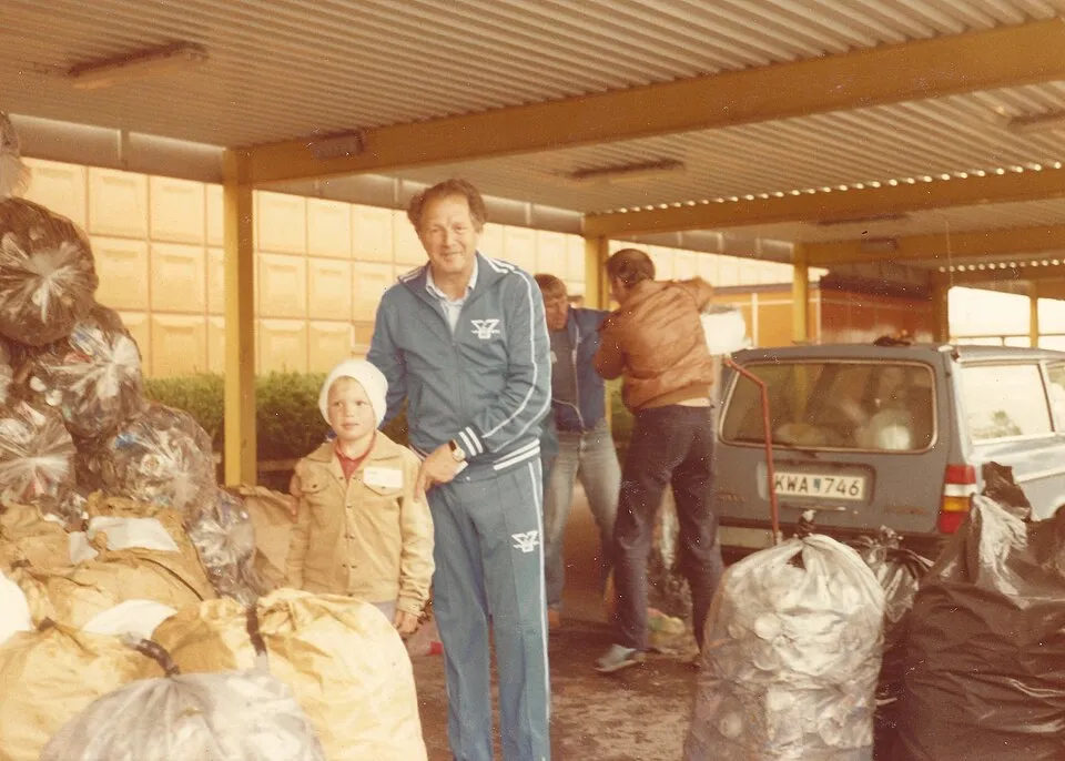 Context photograph: Young recycler R Henrik Nilsson recycling aluminium soda cans for Swedish recycling pioneer Per Oegren 1983 Hisingen Gothenburg municipality Sweden; metal context, not an identified product or supplier on this page.