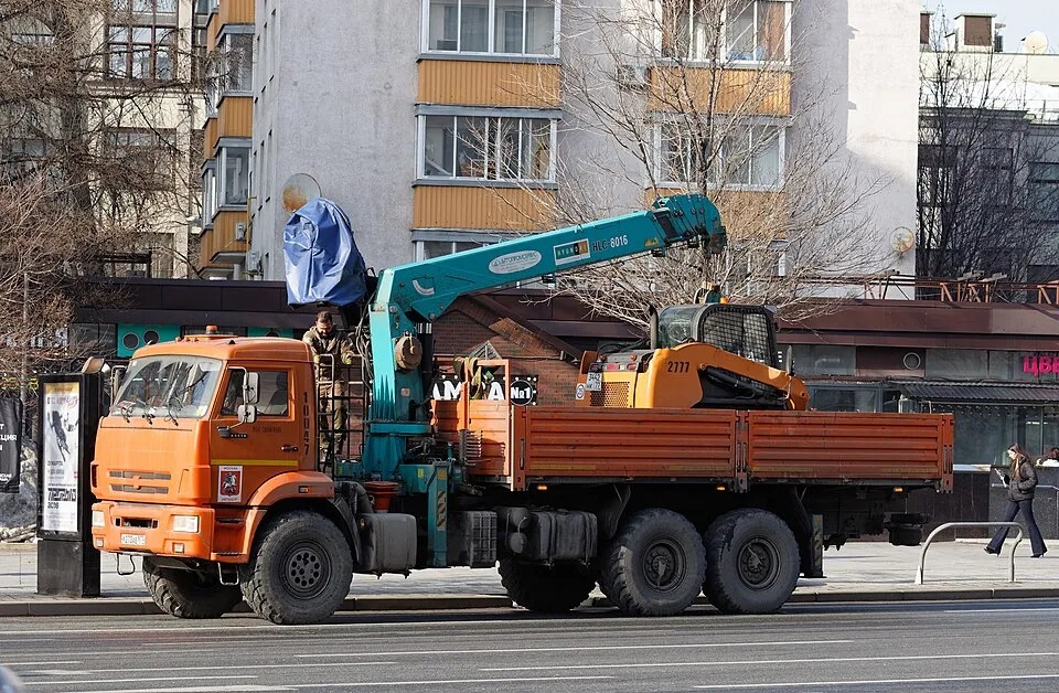 Context photograph: Moscow, crane loading the loader, Mar 2026 03; operations context, not an identified product or supplier on this page.