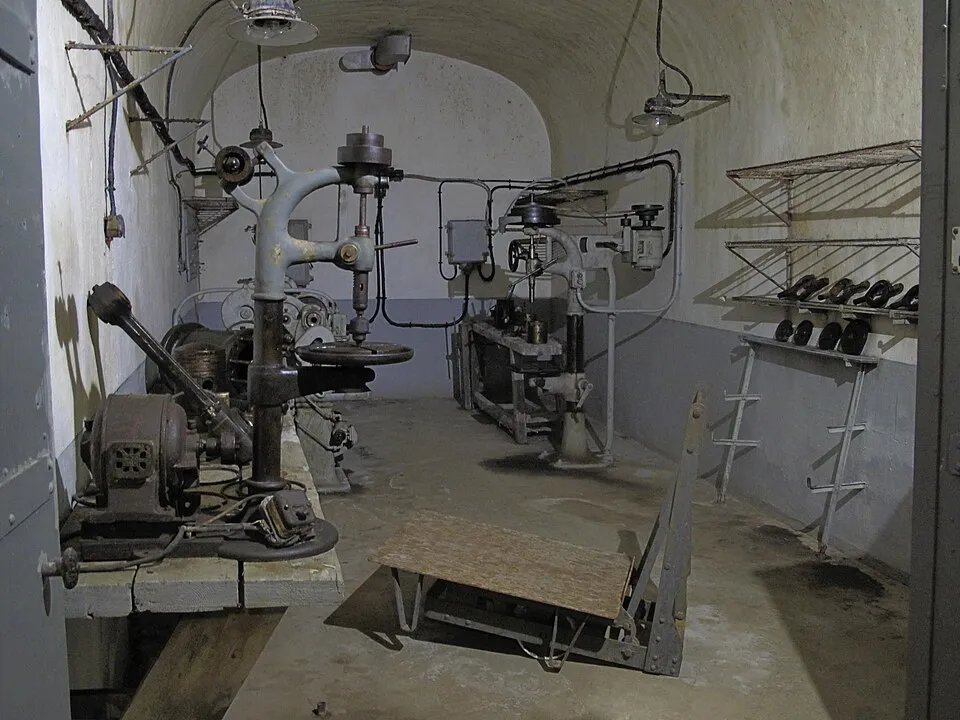 Context photograph: Ouvrage de Sainte-Agnes repair workshop; operations context, not an identified product or supplier on this page.