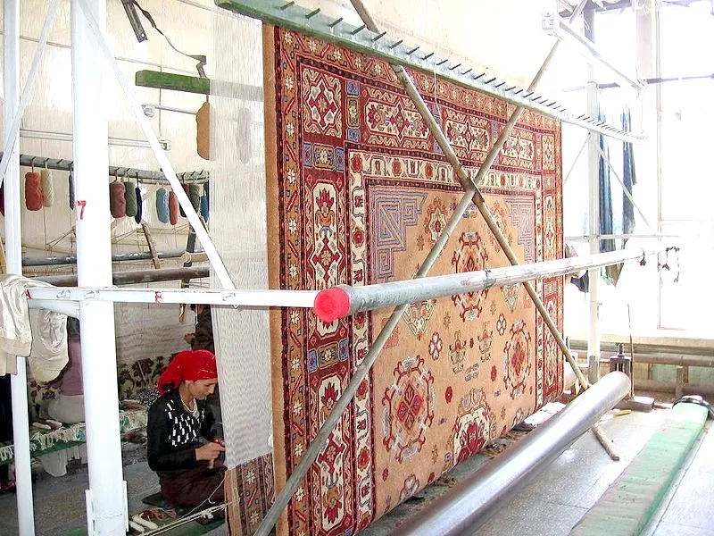 Context photograph: Khotan-fabrica09; textile context, not an identified product or supplier on this page.