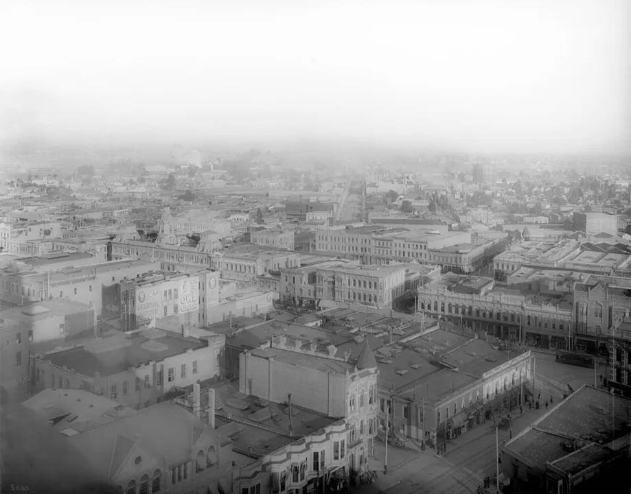 Context photograph: Panoramic view of Los Angeles, looking northeast from court house, ca.1900 (CHS-5063); printing context, not an identified product or supplier on this page.