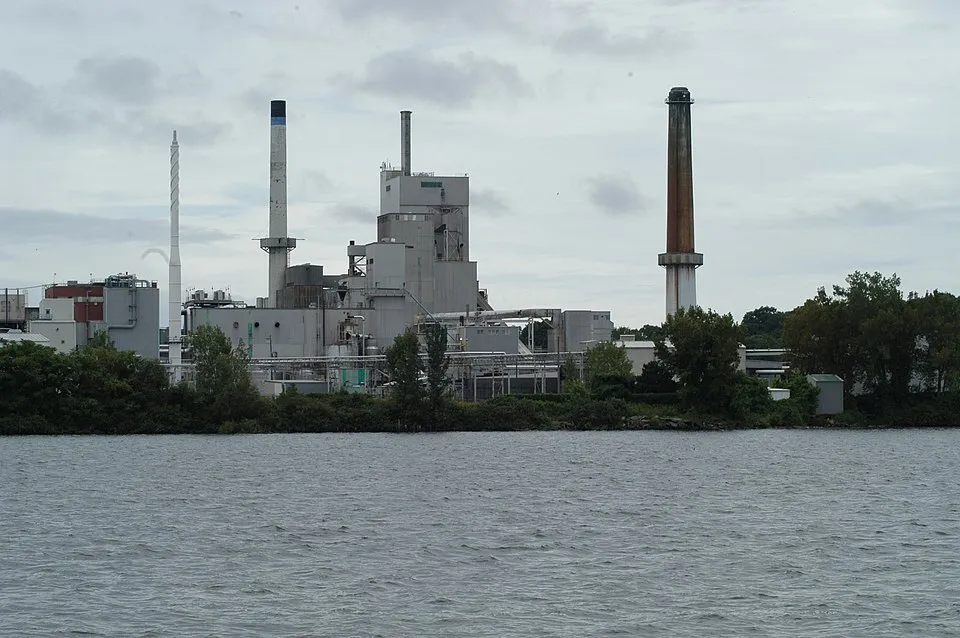 Context photograph: Paper factory on Muskegon Lake (8741624376); paper context, not an identified product or supplier on this page.