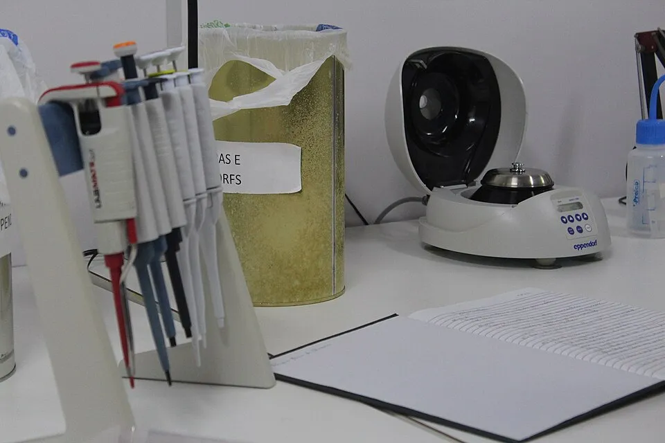 Context photograph: Laboratory equipment in UFV 06; science context, not an identified product or supplier on this page.