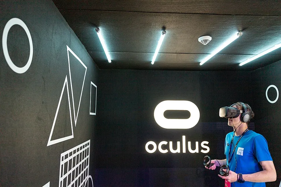 Context photograph: Virtual Reality Headset Facebook Oculus Gamescom 2019 (48605799542); events context, not an identified product or supplier on this page.