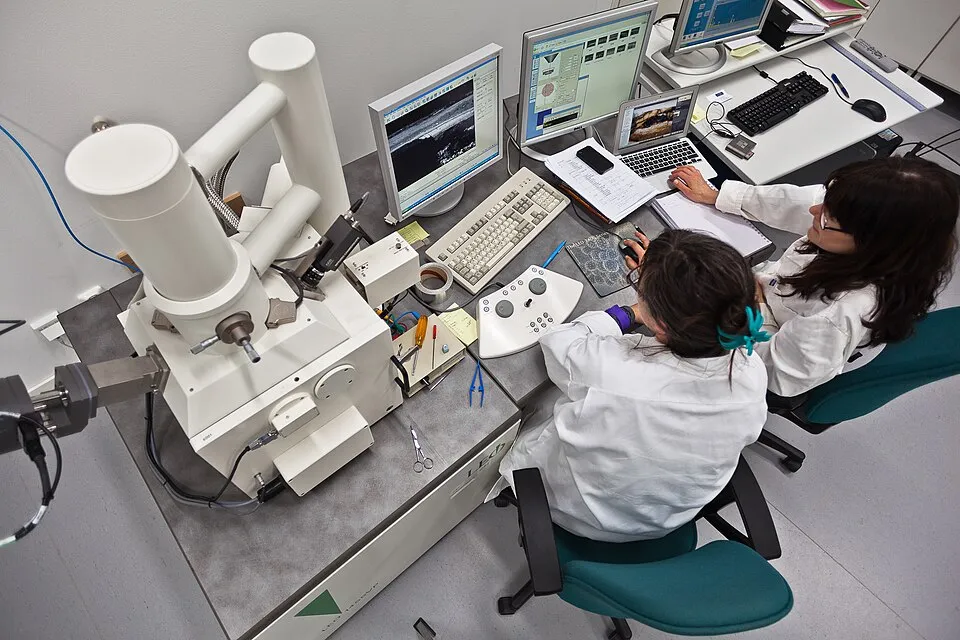 Context photograph: SEM-microscope Riksantikvarieämbetet; science context, not an identified product or supplier on this page.